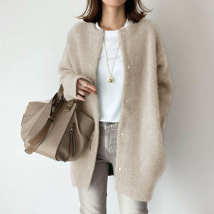 Damen in langer flauschiger Strickjacke