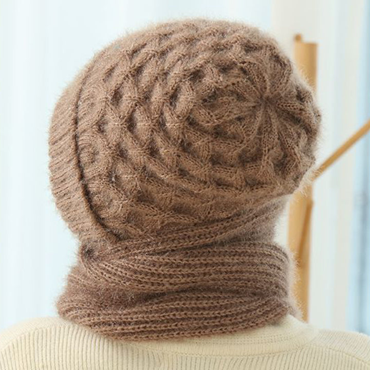 Frau mit Strickmütze und angenähtem Schal
