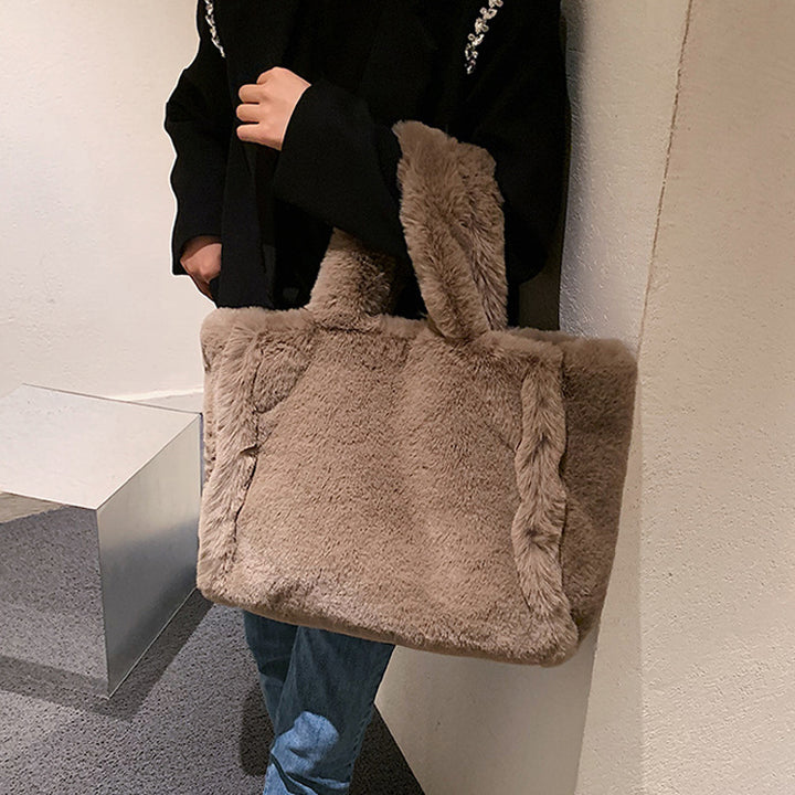 Flauschige Plüschtasche mit Kettenriemen