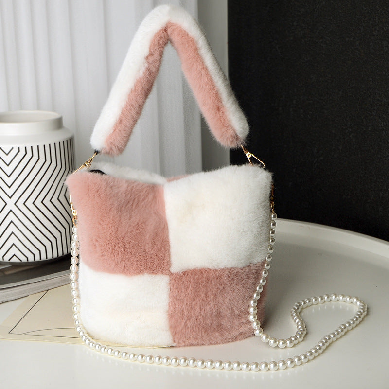 Plüsch-Beuteltasche mit Perlenkette kariert