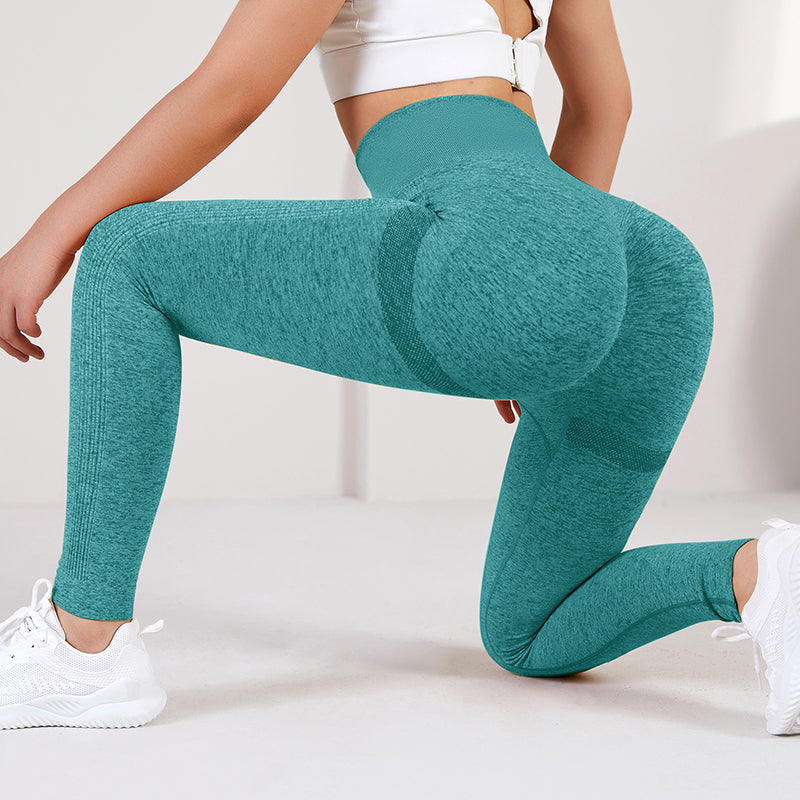 Frau in nahtloser Push-up-Leggings beim Training