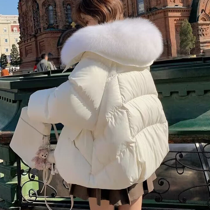 Damen in kurzer Steppjacke mit Fellkragen
