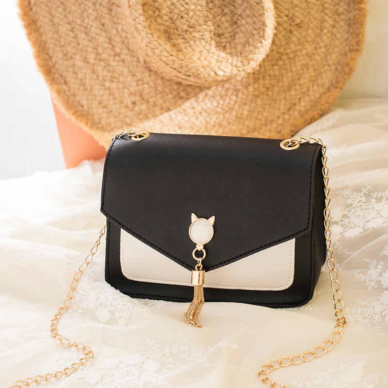 Kleine eckige Tasche mit Katzenverschluss und Kette