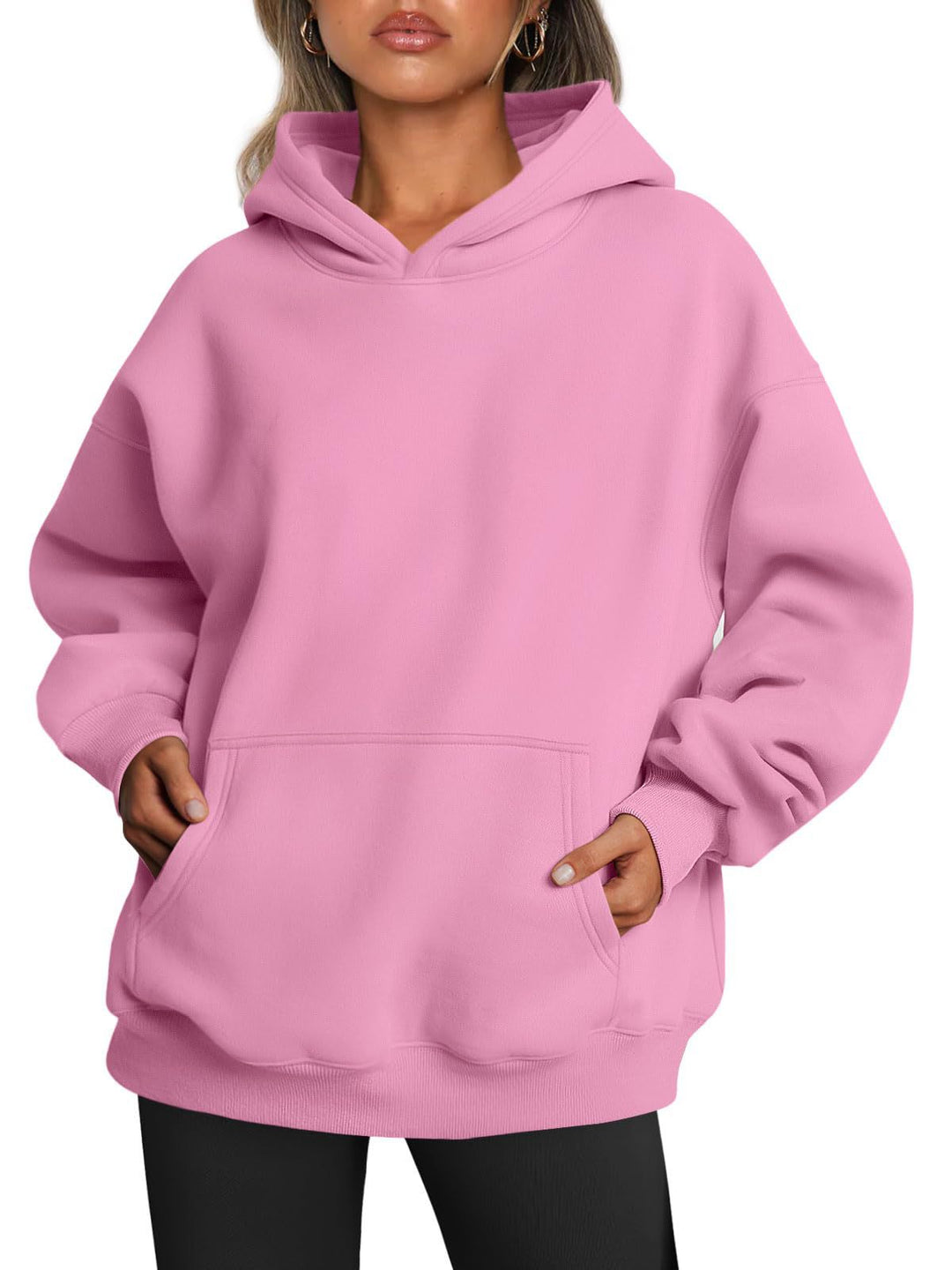 Damen im Oversize-Hoodie mit Kängurutasche