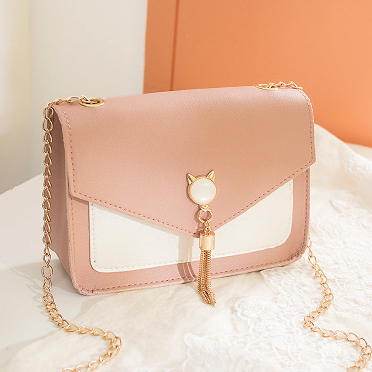 Kleine eckige Tasche mit Katzenverschluss und Kette