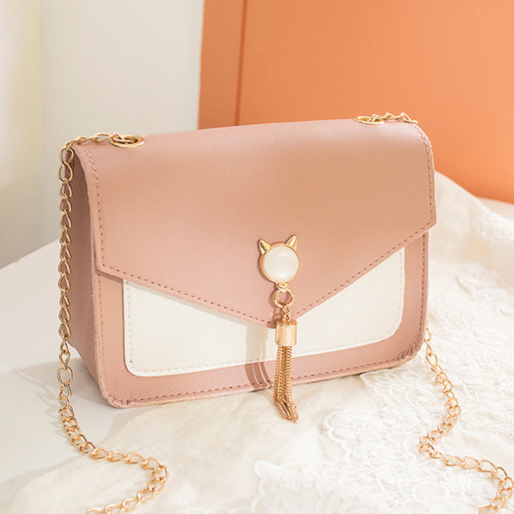 Kleine eckige Tasche mit Katzenverschluss und Kette
