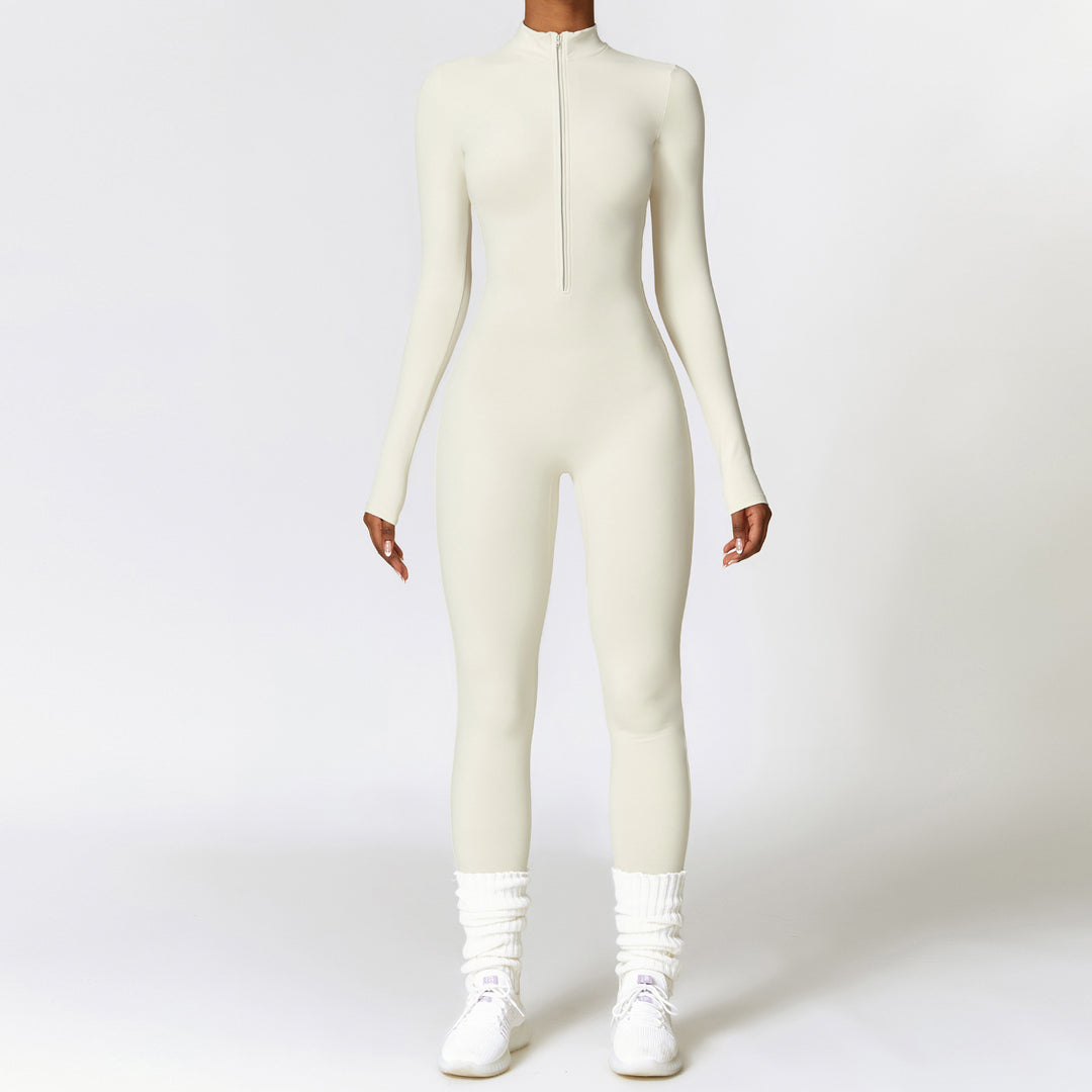 Frau im langärmeligen Yoga-Jumpsuit