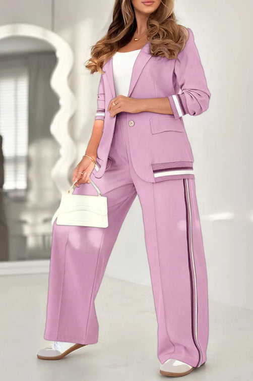 Frau im Hosenanzug mit Blazer und weiter Hose