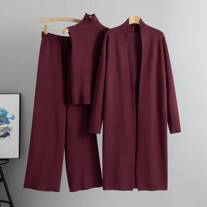 Frau im dreiteiligen Strickset mit langer Jacke