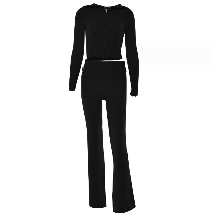Damen im Strick-Zweiteiler mit Zip-Hoodie