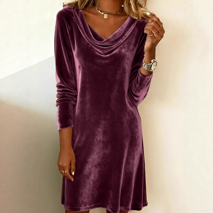 Frau im Samtkleid mit Wasserfallausschnitt