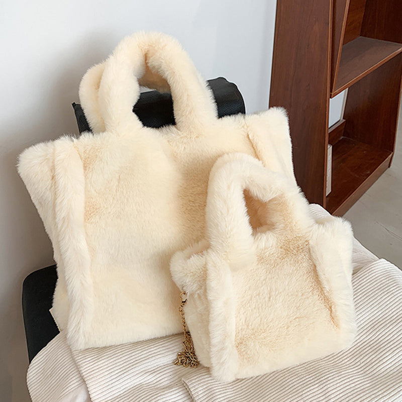 Flauschige Plüschtasche mit Kettenriemen
