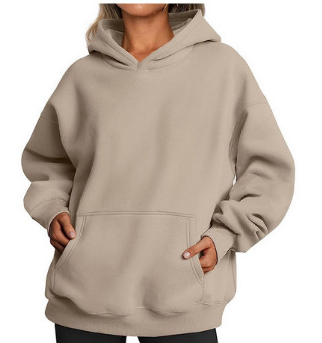 Damen im Oversize-Hoodie mit Kängurutasche