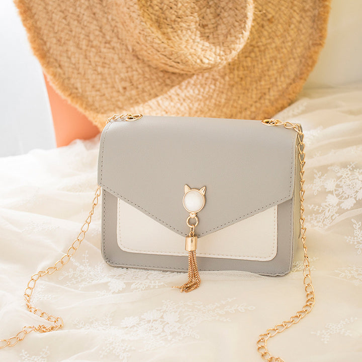 Kleine eckige Tasche mit Katzenverschluss und Kette