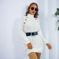 Damen im kurzen Strickkleid mit Rollkragen