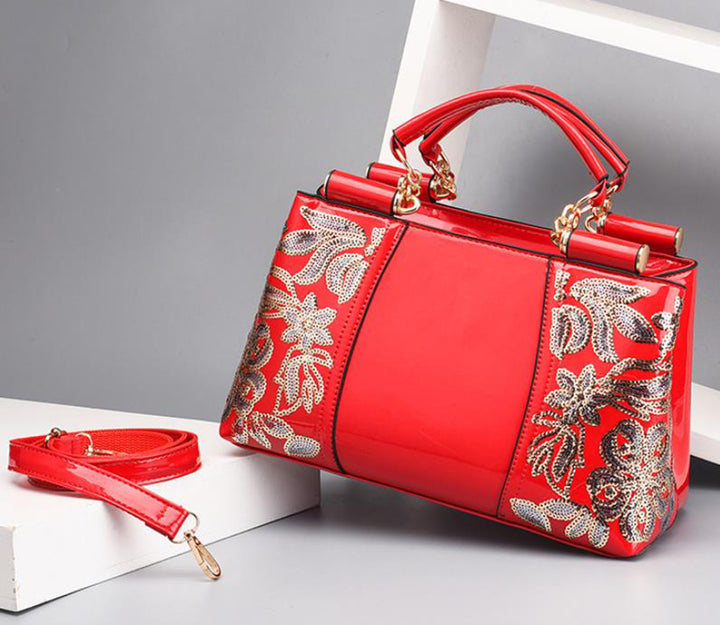 Lack-Handtasche mit Pailletten-Blumenstickerei