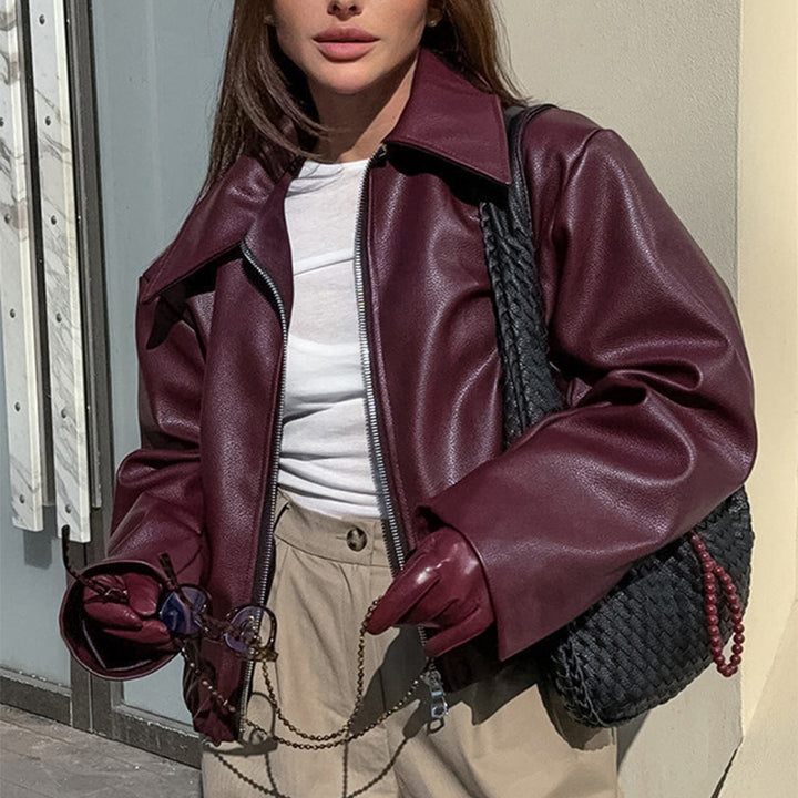 Frau in kurzer Kunstlederjacke in Bordeaux