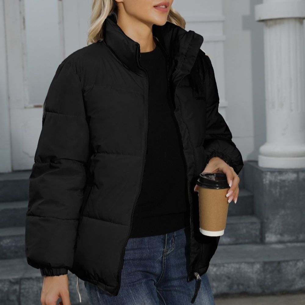 Frau in wattierter Steppjacke mit Stehkragen