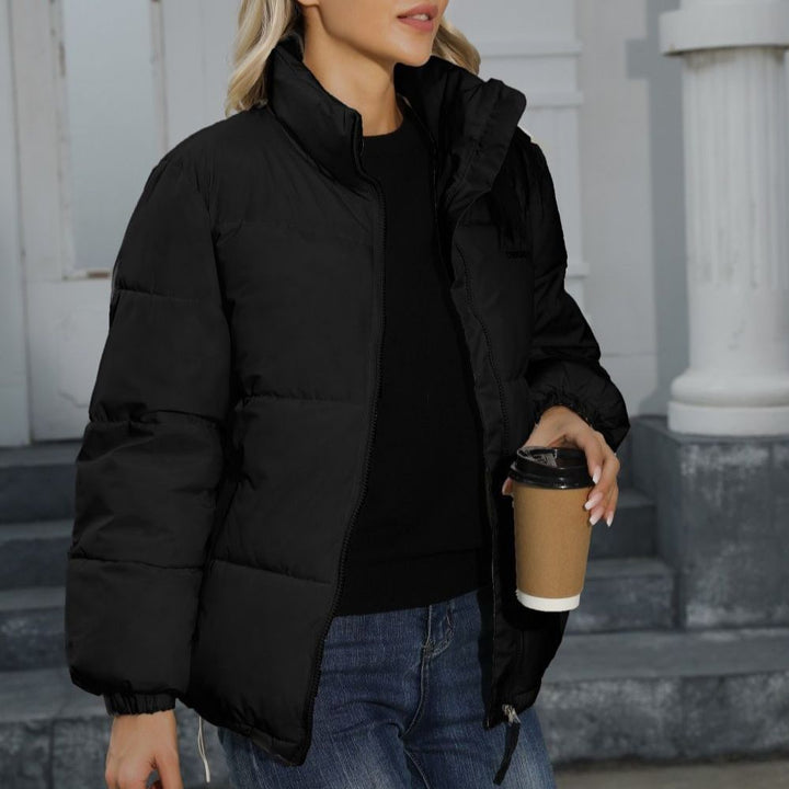 Frau in wattierter Steppjacke mit Stehkragen