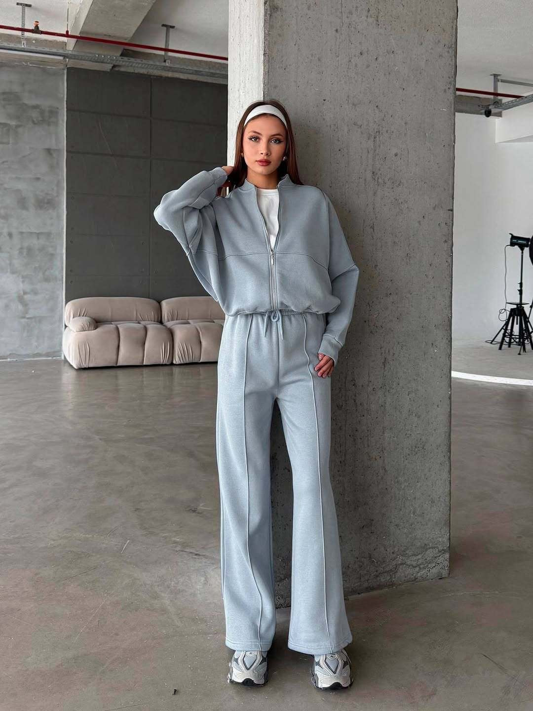 Frau im Zweiteiler mit Zip-Jacke und weiter Hose