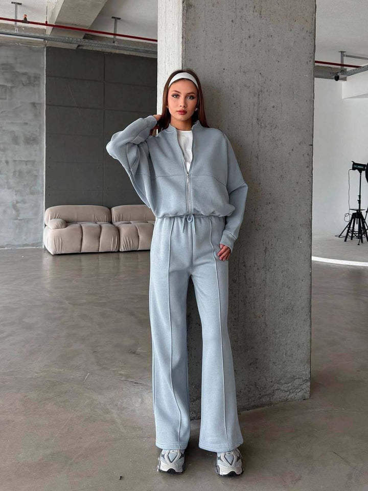 Frau im Zweiteiler mit Zip-Jacke und weiter Hose