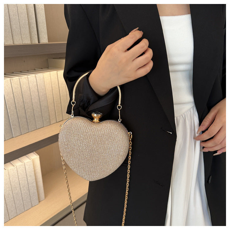 Herzförmige glänzende Clutch mit Kette