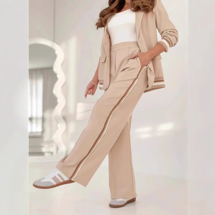 Frau im Hosenanzug mit Blazer und weiter Hose