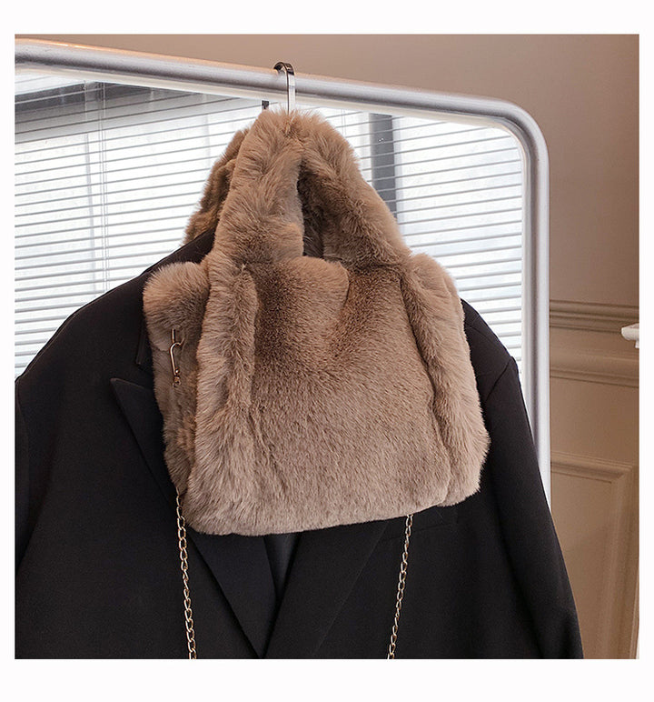 Flauschige Plüschtasche mit Kettenriemen