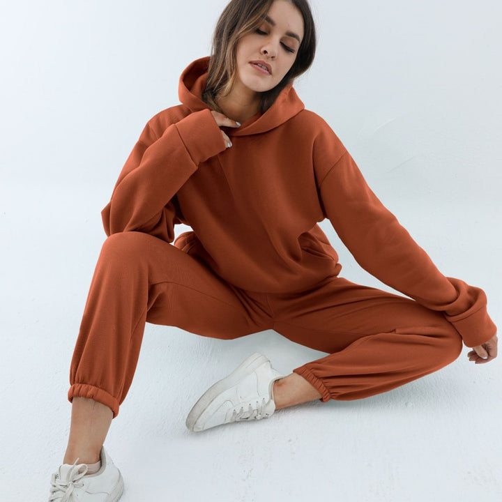 Frau im Hoodie-Set mit Jogginghose