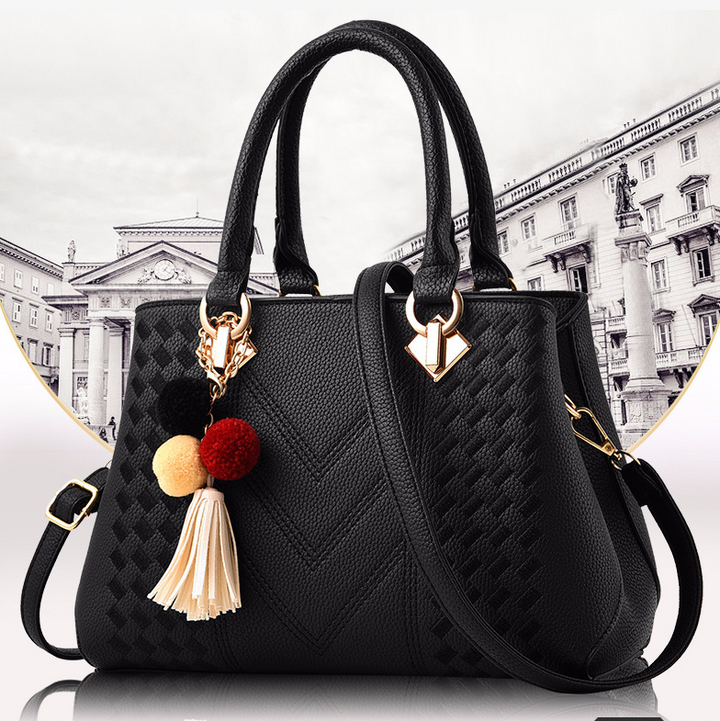 Henkeltasche mit Flechtprägung und Pompon-Anhänger