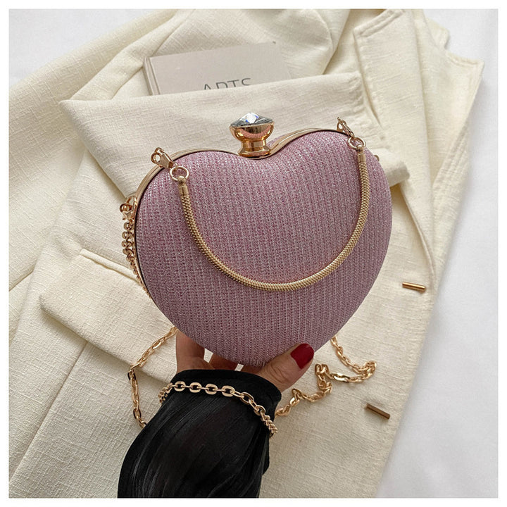 Herzförmige glänzende Clutch mit Kette