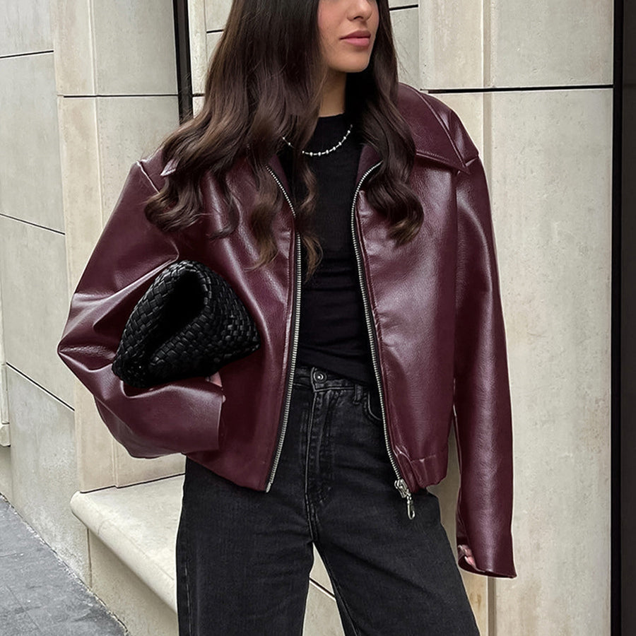 Frau in kurzer Kunstlederjacke in Bordeaux