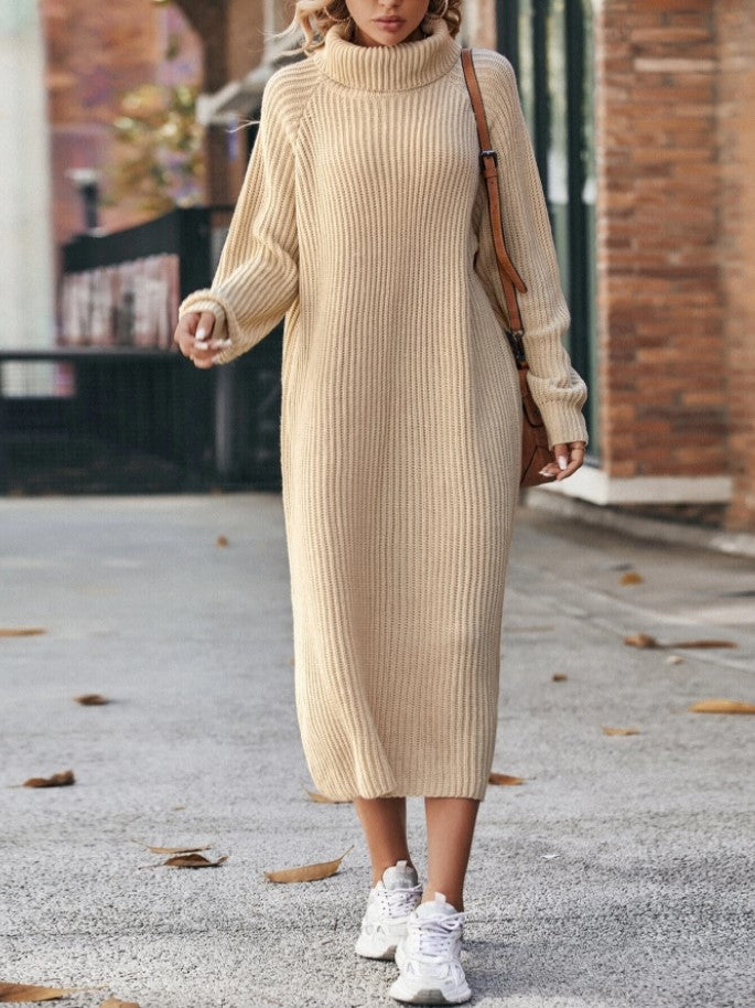Frau im langen Strickkleid mit Rollkragen