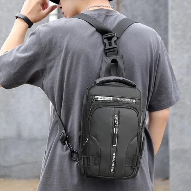 Herren Sling Bag quer über der Brust getragen