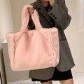 Flauschige Plüschtasche mit Kettenriemen
