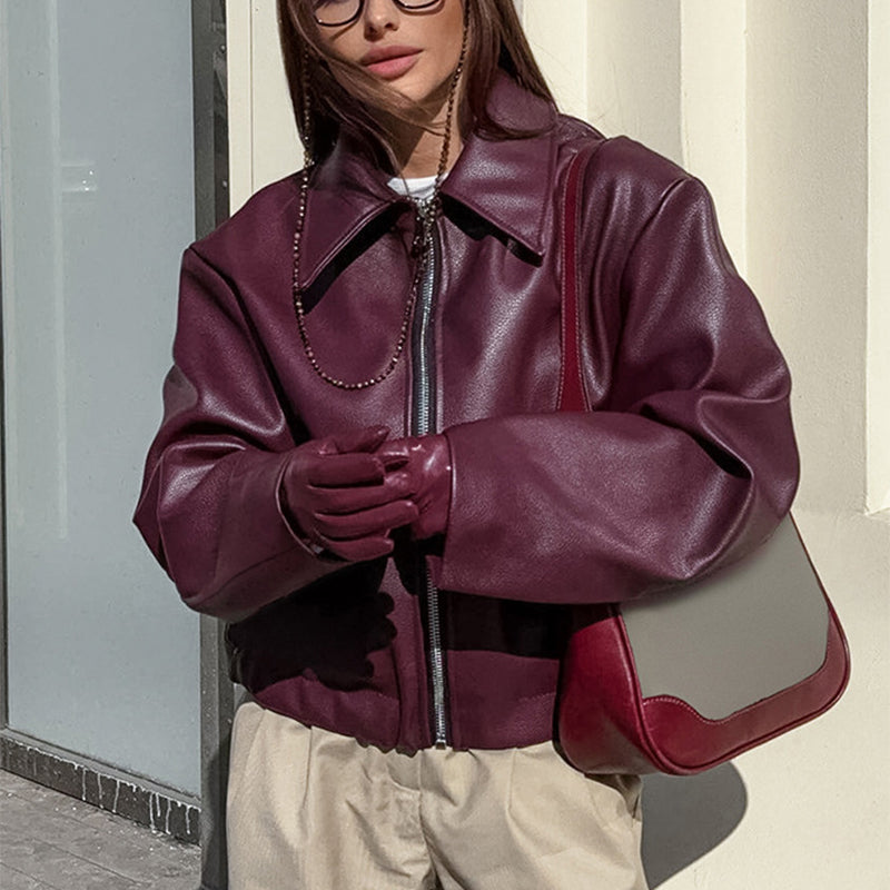 Frau in kurzer Kunstlederjacke in Bordeaux