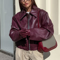 Frau in kurzer Kunstlederjacke in Bordeaux
