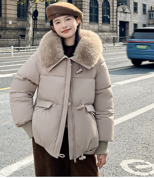 Damen in kurzer Steppjacke mit Fellkragen