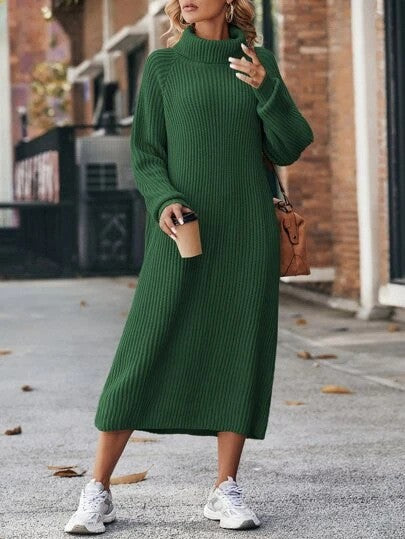 Frau im langen Strickkleid mit Rollkragen