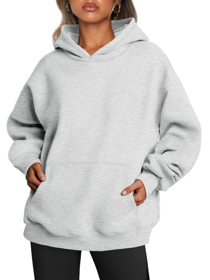 Damen im Oversize-Hoodie mit Kängurutasche