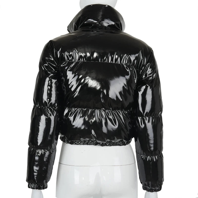 Frau in kurzer glänzender Pufferjacke