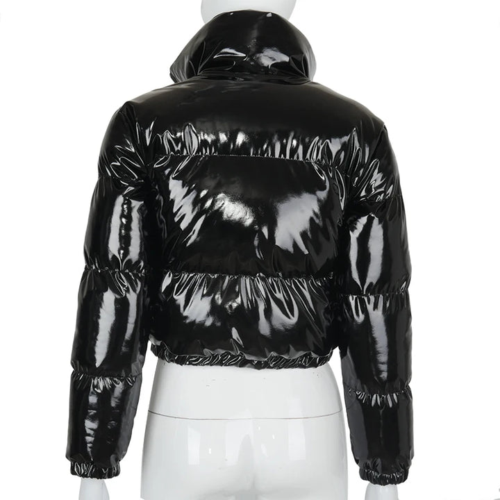 Frau in kurzer glänzender Pufferjacke