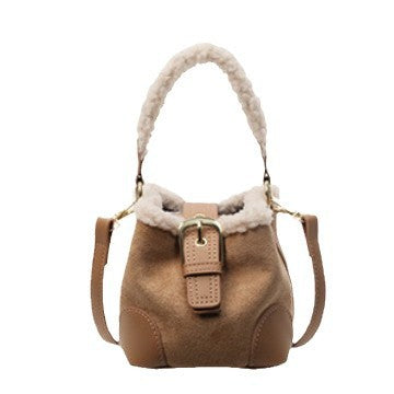 Kleine Beuteltasche mit Plüschrand und Henkel