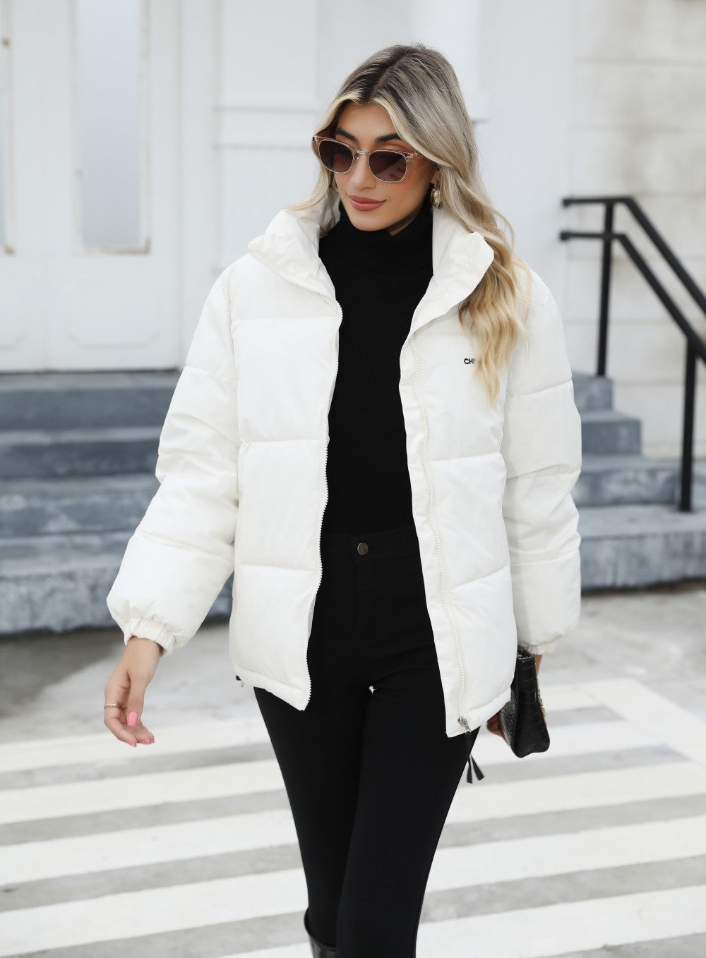 Frau in wattierter Steppjacke mit Stehkragen