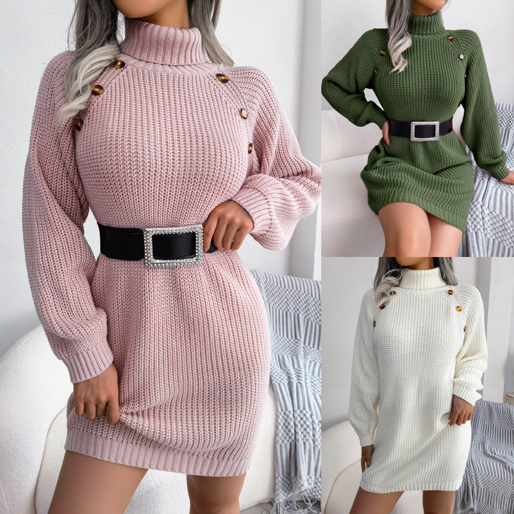 Damen im kurzen Strickkleid mit Rollkragen