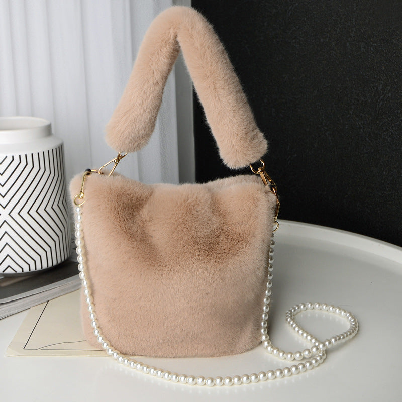 Plüsch-Beuteltasche mit Perlenkette kariert
