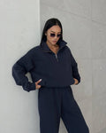 Frau im Fleece-Jogginganzug mit Halbzip