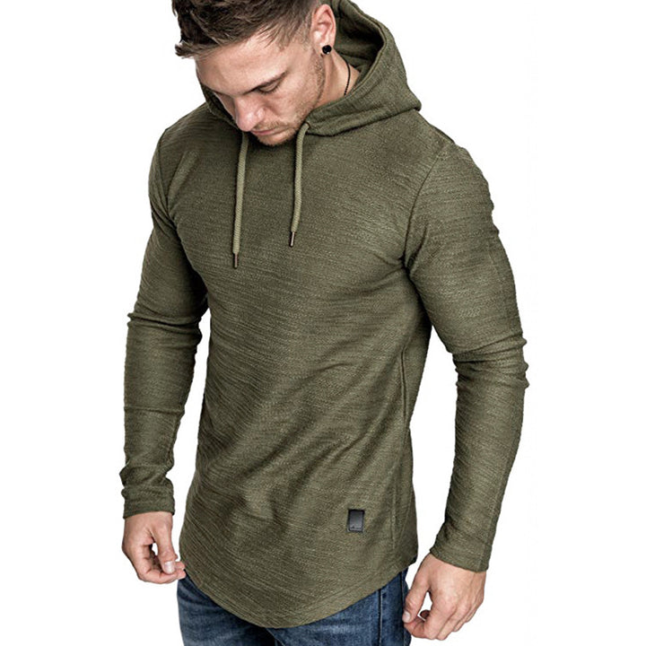 Mann im schmalen Hoodie mit Kapuze