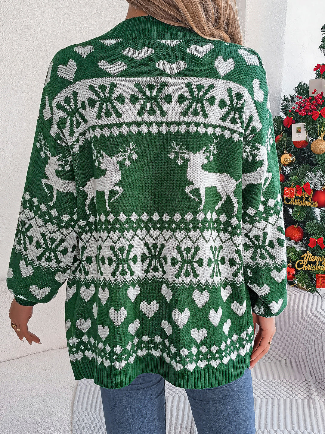 Frau in Weihnachts-Strickjacke mit Rentiermuster