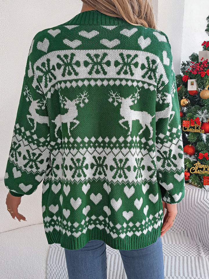Frau in Weihnachts-Strickjacke mit Rentiermuster